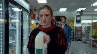 Extraordinary – Jen (Máiréad Tyers) begegnet ihrem verflossenen Liebhaber Luke (Ned Porteous) im Supermarkt – unter Umständen, die für sie alles andere als angenehm sind.