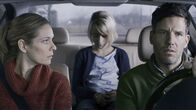 Schwester Weiß – Martha und Helene Weiß - die eine strenggläubige Ordensschwester in einem schwäbischen Kloster, die andere überzeugte Atheistin und Mutter - zwei ungleiche Schwestern. Dann verunglückt Helene mit Tochter und Ehemann bei einem Autounfall. Als sie im Krankenhaus aufwacht und erfährt, dass Mann und Kind tot sind, empfindet sie keine Trauer. Sie leidet an retrograder Amnesie. - Foto: Helene (Lisa Martinek, l.), Maja (Alissa Nagel, M.), Theo (Tim Bergmann).