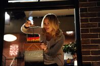 How I Met Your Mother – Als sie das Playbook findet, dreht sie total durch und jagt es mit Feuerwerkskörpern in die Luft: Jeanette (Abby Elliott) ...