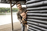 Nightlife – Renzo (Frederick Lau, vorne) will an einem Brandenburger See in die Hütte einbrechen, in der er sein geklautes Koks vermutet. Freund Milo (Elyas M'Barek, hinten) muss Wache schieben, auch, wenn er in Berlin Dringenderes zu tun hätte.