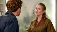Rote Rosen – Arthur (Vivian Frey, l.) warnt Svenja (Lea Marlen Woitack, r.) vor seiner Mutter. Sie mache nichts ohne Hintergedanken!