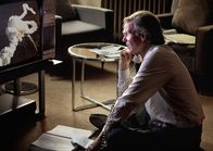 Challenger - Ein Mann kämpft für die Wahrheit – Dr. Richard Feynman (William Hurt) erhält einen wichtigen Anruf aus Washington.