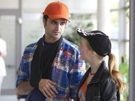 In aller Freundschaft – SENDER: MDR FERNSEHEN - SENDETITEL: In aller Freundschaft, Folge 535 - UNTERTITEL: Tierliebe - CAPTION: MDR FERNSEHEN IN ALLER FREUNDSCHAFT, FOLGE 535, "Tierliebe" Uhr..Juliane Noak (Gina Alice Stiebitz) und ihr Vater Erik (Maximilan Grill) hatten auf der Rückfahrt von ihrem Ostseeurlaub einen Autounfall. Erik Noaks Schulter schmerzt sehr stark, Juliane scheint es an nichts zu fehlen..