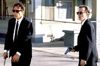 Reservoir Dogs - Wilde Hunde – Nachdem Mr. Orange (Tim Roth, re.) angeschossen wird, bringt Mr. White (Harvey Keitel, li.) ihn zum vereinbarten Treffpunkt in die Lagerhalle.