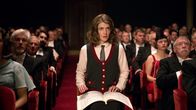 Die Dirigentin – Platzanweiserin Antonia (Christanne De Bruijn) möchte Dirigentin werden.
