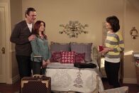 How I Met Your Mother – Nach ihrem Auszug aus Teds Wohnung ist Robin (Cobie Smulders, r.) bei Marshall (Jason Segel, l.) und Lily (Alyson Hannigan, M.) untergekommen. Doch deren spießiges Leben findet sie alles andere als toll ...