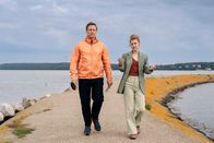 Dr. Nice – Charlie (Josephine Preuß) holt Neiss (Patrick Kalupa) am Hafen ab, um mit ihm zum Polterabend ihrer Freundin zu gehen.