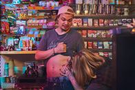 neoriginal: Späti – Ob es eine gute Idee von Fred (Wilson Gonzalez, l.) ist, sich unter Drogeneinfluss ein Tattoo von seiner Bandkollegin Fibi (Kiara Hollatko, r.) stechen zu lassen?