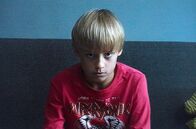 Cry Wolf – Theo (Noah Storm Otto) streitet ab, dass sein Vater Simon gewalttätig ist.