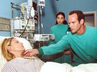 In aller Freundschaft – MDR Fernsehen IN ALLER FREUNDSCHAFT FOLGE 205, "Isoliert" Uhr. Dr. Kreutzer (Johannes Steck, rechts) vermutet, dass die Patientin Iris Heine (Michaela Caspar, links) sich mit dem gefährlichen Virus SARS infiziert hat. Schwester Arzu (Arzu Bazman) ahnt nun, was das für Konsequenzen nach sich zieht...