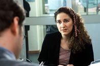 Sechserpack – Frau (Shirin Soraya, r.) ist mal wieder knapp bei Kasse. Also muss ein höherer Dispo her. Aber das ist gar nicht so einfach ...