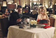 Castle – Kristin Lehman (Serena Kaye, r.) ist Richard Castle (Nathan Fillion, l.) auf Anhieb sympathisch ...