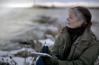 Was uns heilig ist – Fotografin und Musikerin Alexandra de Steiguer: Auf ihrer Insel versucht sie, sich Zeit zu nehmen, um zu fühlen, zu schauen und wirklich zuzuhören. Für sie ist das Alleinsein eine Lebenskunst, eine innere Reise, die eine Neuallokation des Selbst verspricht.