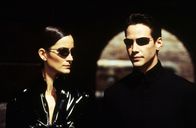 Matrix Reloaded – Zusammen mit Morpheus entscheiden sich Neo (Keanu Reeves, r.) und Trinity (Carrie-Anne Moss, l.) in die Matrix zurückzukehren, um die drohende Vernichtung Zions zu verhindern ...