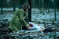 Tatort – Die Bloggerin Charlie (Stefanie Stappenbeck) findet an einem eiskalten Wintertag im Wald die tote Joggerin Carolina Gröning (Tatiana Nekrasov).