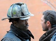 Chicago Fire – Geraten aneinder: Eamonn Walker als Chief Boden, Taylor Kinney als Kelly Severide