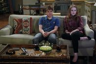 Two and a Half Men – Charlie kommt betrunken nach Hause und vermasselt Jake (Angus T. Jones, l.) ein Date mit dessen neuer Freundin Megan (Macy Cruthird, r.). Jake ist wütend und verspricht, sich zu rächen ...