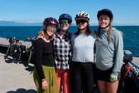 Wilde Wege – Radfahrerinnen vor ihrem Start ins Abenteuer
