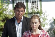 Der Bergdoktor – Martin Gruber (Hans Sigl) hofft, dass Lena (Anna Hausburg) sich an die tragischen Umstände des Todes ihrer Mutter erinnern kann.