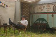American Horror Story – Jimmy (Evan Peters) ahnt nicht, wer der Neuankömmling im Camp tatsächlich ist ...