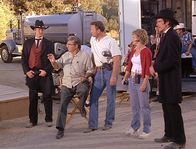 Diagnose: Mord – (v.l.n.r.) Carl, Regisseur Chris (Paul Picerni), Requisiteur Paul, Regieassistentin Nadine (Lynne MacLean) und Stuntman Steve (Barry Van Dyke) besprechen den nächsten Stunt.