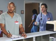 Scrubs - Die Anfänger – Während J.D. (Zach Braff, r.) beschließt, das Sacred Heart zu verlassen, genießt Turk (Donald Faison, l.) seine neue Position als Chefchirurg ...