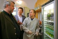 Die Rosenheim-Cops – Die Rosenheimer Ermittler Stadler (Dieter Fischer, l.), Hansen (Igor Jefti?, M.) und Högl (Felix Auer, r.) rätseln, was es mit der fehlenden Champagnerflasche auf sich hat.
