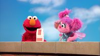Sesamstraße – Elmo (l.) und Abby (r.) zaubern mit einer Milchtüte.