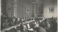 Der vergiftete Frieden – Mitglieder eines Komitees 1919, die sich Dokumente für den Friedensvertrag in Versailles durchlesen.