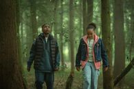 neoriginal: Generation Z – Kofi (D'angelou Osei-Kissiedu) und Maisy (Ellie-Mae Siame) suchen im Wald nach einem Rucksack mit wertvollem Inhalt.