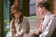The Hours – Nachdem Virginia (Nicole Kidman, l.) versucht hat, sich selbst das Leben zu nehmen, zieht ihr liebenswürdiger Mann Leonard (Stephen Dillane, r.) mit ihr aus der Großstadt aufs Land - in der Hoffnung, dass die Ruhe und eine permanente ärztliche Betreuung sich positiv auf den Zustand seiner Frau auswirken ...