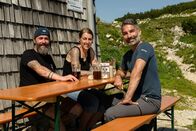 Berghütten mit Marcus Fahn – Die Pächter des Stöhrhauses Florian und Karina mit Marcus Fahn auf der Terasse.