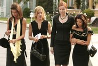 Desperate Housewives – Lynette (Felicity Huffman, 2.v.l.), Gabrielle (Eva Longoria, r.) und Susan (Teri Hatcher, l.) stehen Bree (Marcia Cross, 2.v.r.) in der schweren Zeit bei ...
