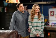 Outmatched - Allein unter Genies – Mike (Jason Biggs, l.); Kay (Maggie Lawson, r.)