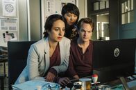 Der Alte – Während Richard Voss in Stralsund ermittelt, bleiben auch Annabell Lorenz (Stephanie Stumph, l.), Julia Lulu Zhao (Yun Huang, M.) und Tom (Ludwig Blochberger, r.) in München nicht untätig.
