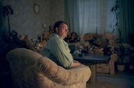 Polizeiruf 110 – Lehrer Krein (Sascha Nathan) allein in seiner Wohnung.