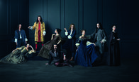 Versailles – Versailles - 1. Staffel - Artwork; (v.l.n.r.) Bontemps (Stuart Bowman); Montespan (Anna Brewster); Louis XIV (George Blagden); Marie-Thérèse (Elisa Lasowski); Fabien Marchal (Tygh Runyan); Chevalier (Evan Williams); Henriette (Noémie Schmidt); Philipp von Orléans (Alexander Vlahos); Sophie (Maddison Jaizani)