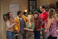 The Big Bang Theory – Bernadette (Melissa Rauch, 3.v.l.), Howard (Simon Helberg, 2.v.r.), Amy (Mayim Bialik, l.), Sheldon (Jim Parsons, 2.v.r.) und Raj (Kunal Nayyar, 2.v.l.) freuen sich für Leonard und Penny (Kaley Cuoco, r.), die ihnen gerade mitgeteilt haben, dass sie verlobt sind ...