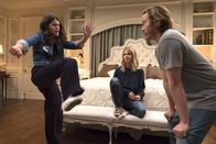 The Mick – Mickey (Kaitlin Olson, M.) hat mal wieder eine unkonventionelle Erziehungsmethode. Sollte Sabrina (Sofia Black-D'Elia, l.) es nicht schaffen, Jimmey (Scott MacArthur, r.) auszuknocken, muss sie um zehn Uhr ins Bett gehen.