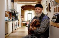 Rentnercops – Bielefelder (Bill Mockridge) kommt nach Hause und begrüßt Hund Yoda.