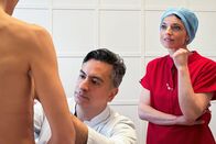 Mona mittendrin – Mona mittendrin Botox, Brust-OP und Nasenkorrektur – Wie weit gehen wir für Schönheit? Farid Rezaeian (M.) und Mona Vetsch (r.) mit Patientin 2024 Copyright: SRF