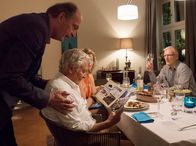 Die Zeit mit Euch – Heiko (Herbert Knaup, il.), Christiane (Leslie Malton) und Klaus (Ernst Stötzner, re.) feiern das anstehende Rentnerdasein von Paul (Henry Hübchen).