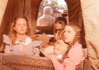 Unsere kleine Farm – Laura (Melissa Gilbert, r.) und Carry (Lindsay Sidney Greenbush, M.) können es kaum mehr erwarten, endlich auszusteigen. Sie versuchen ihrer blinden Schwester Mary (Melissa Sue Anderson, l.) zu erklären, wie die Stadt aussieht.