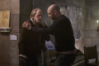 The Strain – Obwohl es Setrakian (David Bradley, l.) gesundheitlich immer schlechter geht, seht er sich nach Rache und schenkt Ephs (Corey Stoll, r.) Mahnungen kein Gehör ...