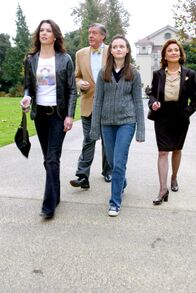 Gilmore Girls – (v.li.) Lauren Graham (Lorelai Gilmore), Edward Herrmann (Richard Gilmore), Alexis Bledel (Lorelai 'Rory' Leigh Gilmore), Kelly Bishop (Emily Gilmore).