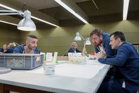 Im Knast – Dem Grafen (Manuel Rubey, r.) erscheint der tote Manni (Tristan Seith, M.) und befreit ihn so vom schlechten Gewissen. Erdem (Denis Moschitto, l.) ahnt nichts davon.