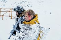 Alex Rider – Alex Rider (Otto Farrant, r.) und Wolf (Howard Charles, l.) möchten die Eliteschule "Point Blanc" stürmen. Als einstiger Entführer von Alex Rider, muss Wolf zunächst dessen Vertrauen wiedergewinnen.
