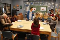Community – Die Weihnachtsschlacht: (v.l.n.r.) Pierce (Chevy Chase), Troy (Donald Glover), Abed (Danny Pudi), Annie (Alison Brie), Britta (Gillian Jacobs), Jeff (Joel McHale) und Shirley (Yvette Nicole Brown) ...