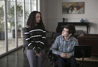 Speechless – Izzy (Kayla Maisonet, l.); JJ DiMeo (Micah Fowler, r.)