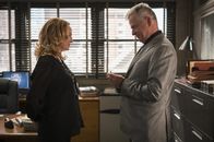 Elementary – Captain Gregsons (Aidan Quinn, r.) Freundin Paige (Virginia Madsen, l.) hütet ein Geheimnis, von dem er auf keinen Fall erfahren darf ...